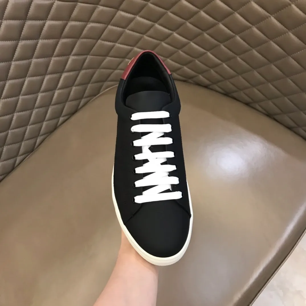 ¥380 B’s men’s classic low-top sneakers are reinterpreted in Vintage plaid cotton and cowhide materials, decorated with a new brand logo. First-layer cowhide lining, heel decorated with Burberry lettering embossed logo, original outsole 38-45
